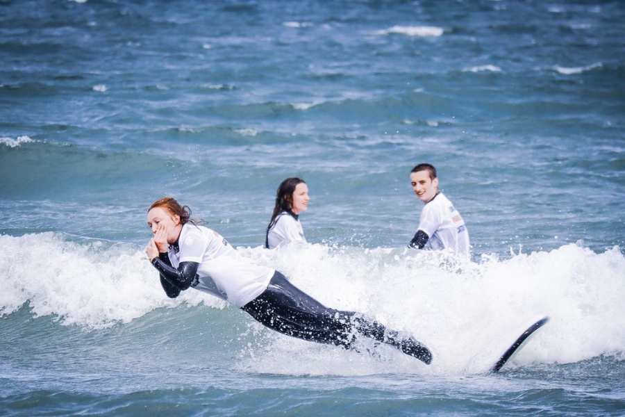 Dlaczego warto zapisać się na kurs surfingu?